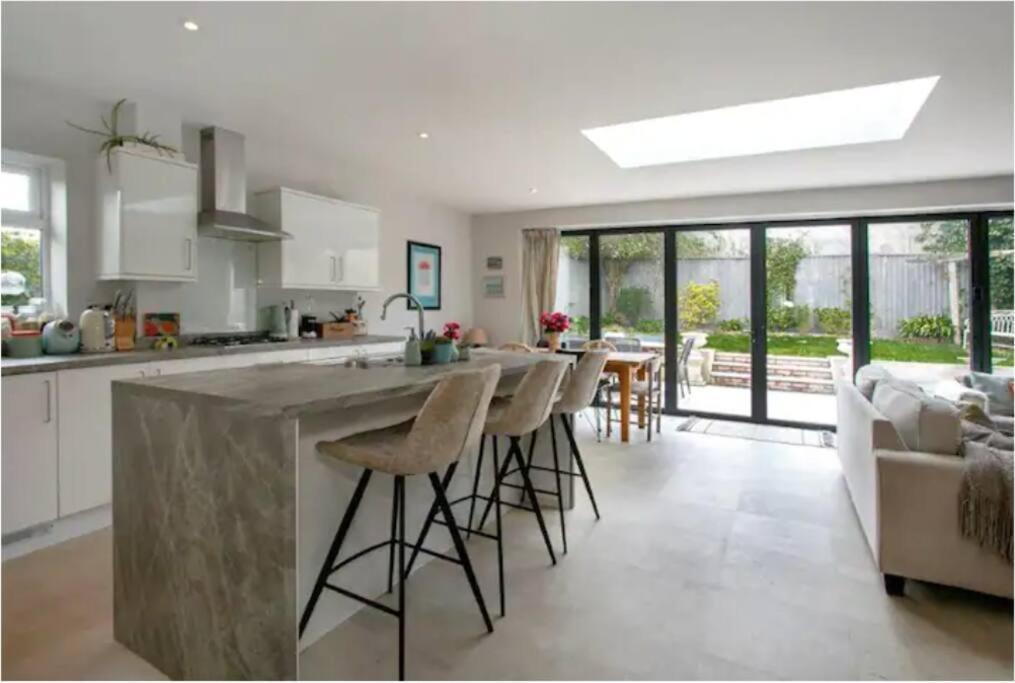 Beautiful 4 Double Bedroom House In Poole With Hot Tub, Near Sandbanks Eksteriør bilde