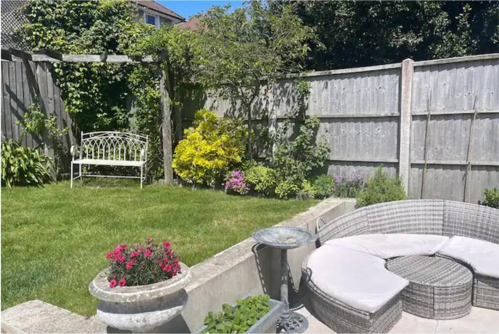 Beautiful 4 Double Bedroom House In Poole With Hot Tub, Near Sandbanks Eksteriør bilde