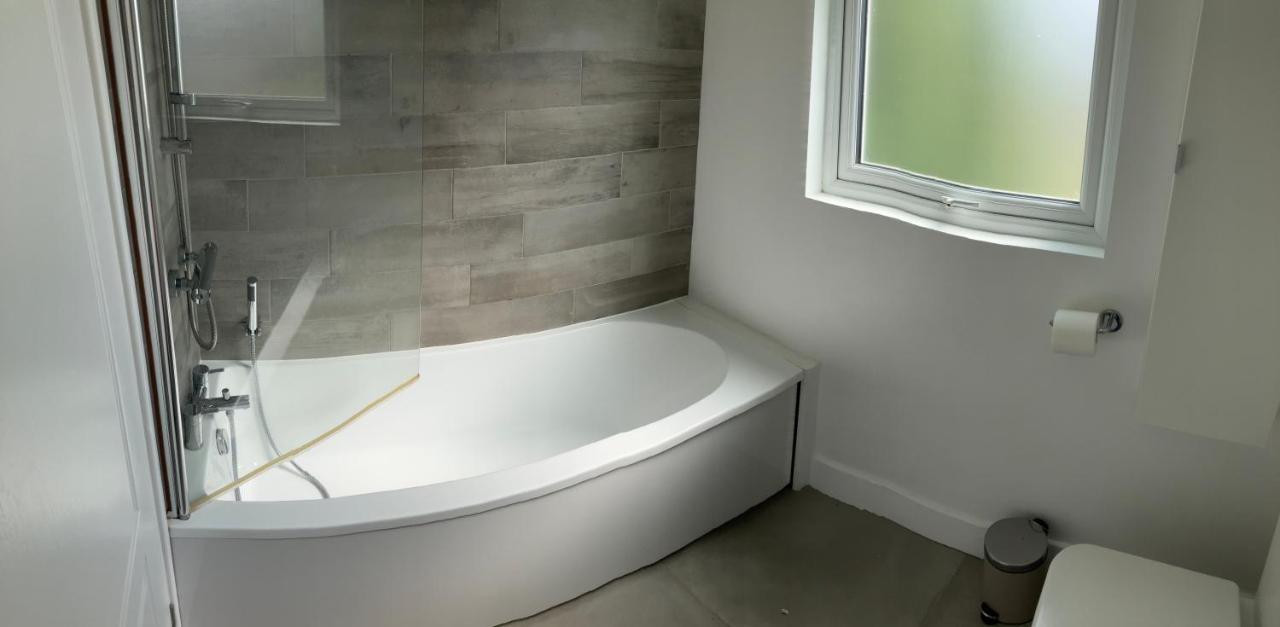 Beautiful 4 Double Bedroom House In Poole With Hot Tub, Near Sandbanks Eksteriør bilde